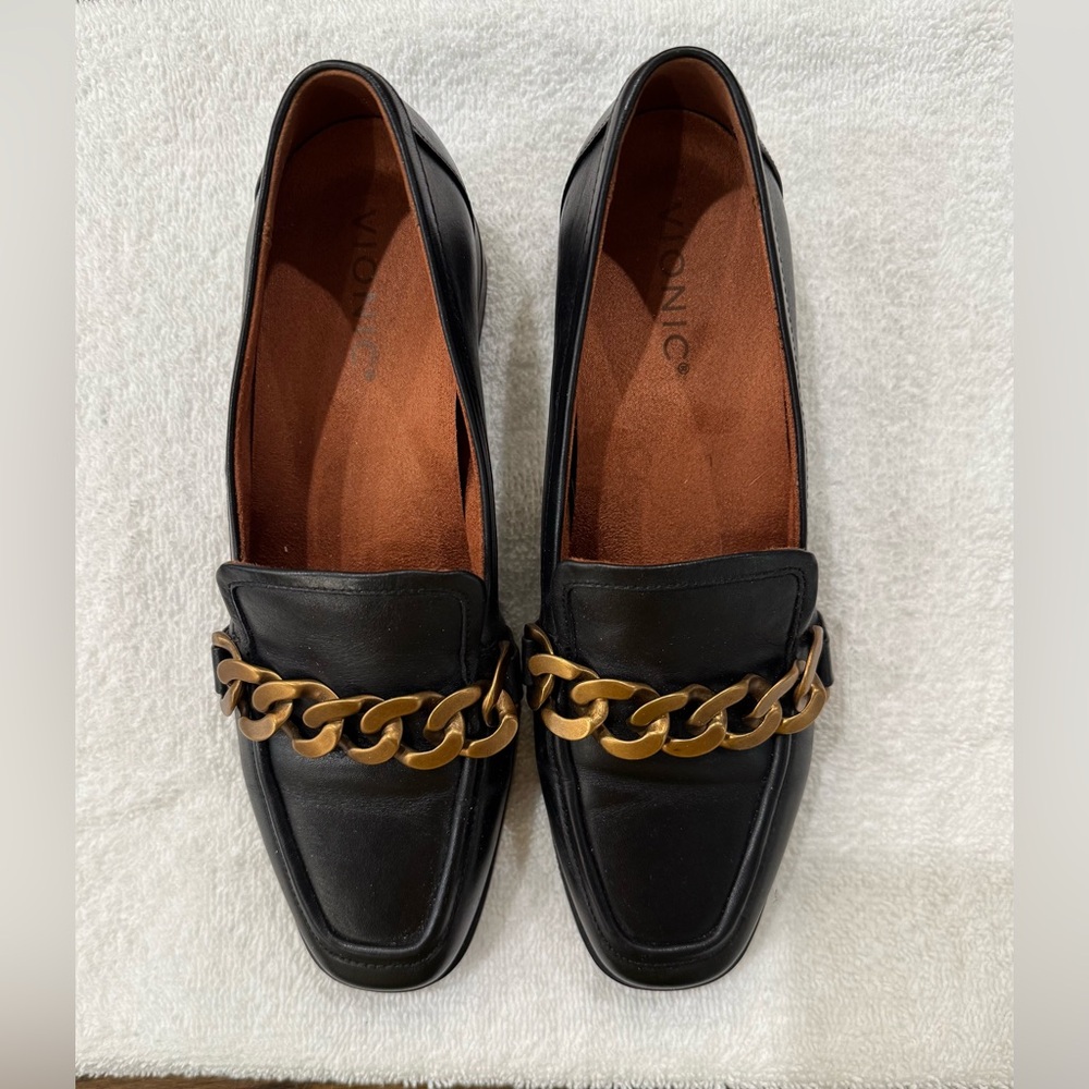 VIONIC Black Leather Loafers with Chain Trim